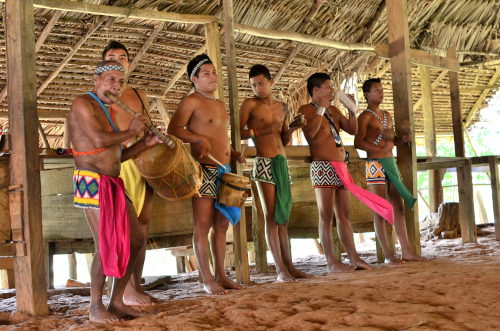 エンベラ族の楽器を演奏する男性たち