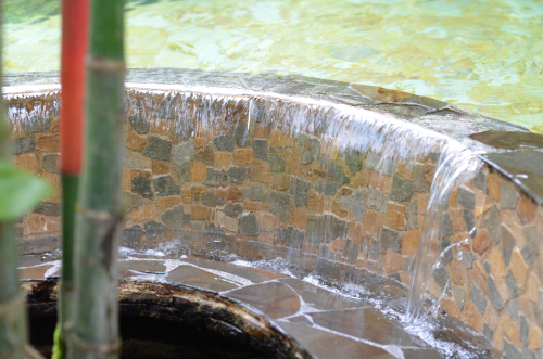 タバコン温泉の流れるキレイな水