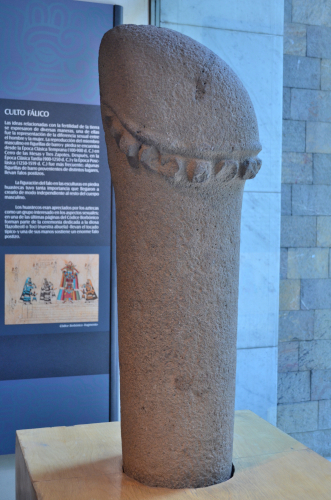 メキシコ国立人類学博物館の展示物巨大なペニスの石像
