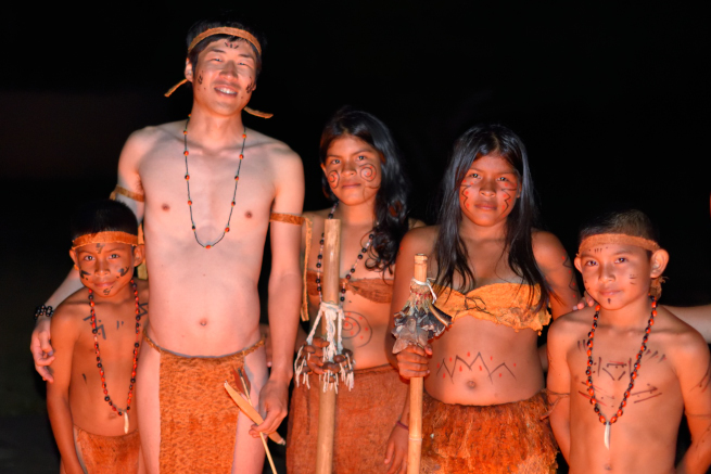 ペモン族の子供と民族衣装ふんどしで記念撮影
