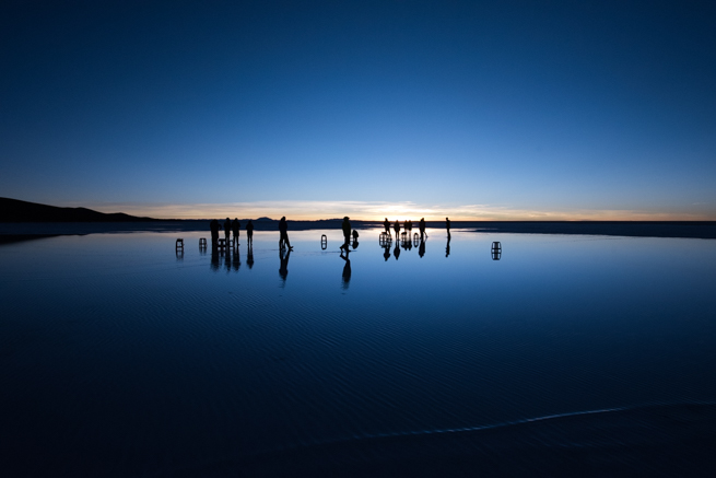 日の出前の鏡張りウユニ塩湖
