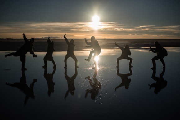 シルエット写真ウユニ塩湖の朝日で