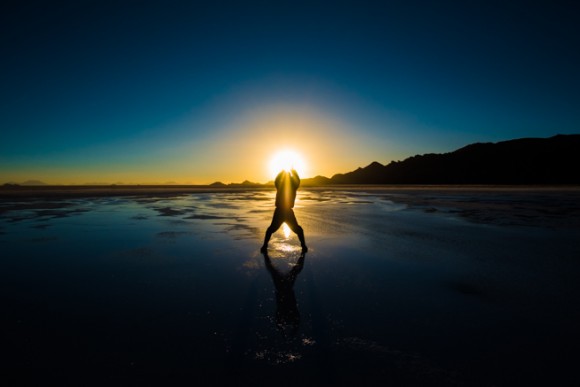 ウユニ塩湖で夕陽を握りしめる