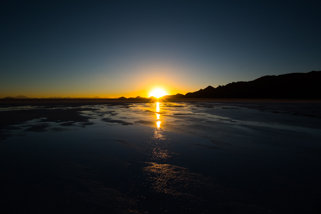 ウユニ塩湖へ沈む夕日