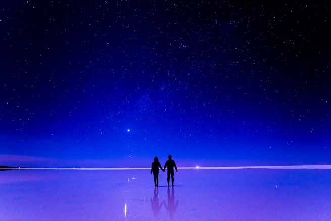 ウユニ塩湖で手を繋ぐカップル