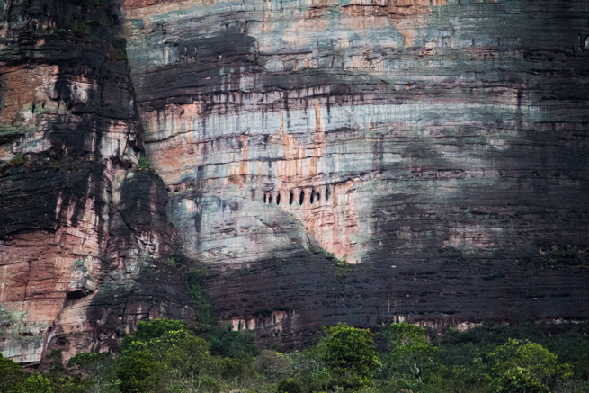 アウヤンテプイの断崖絶壁のアップ
