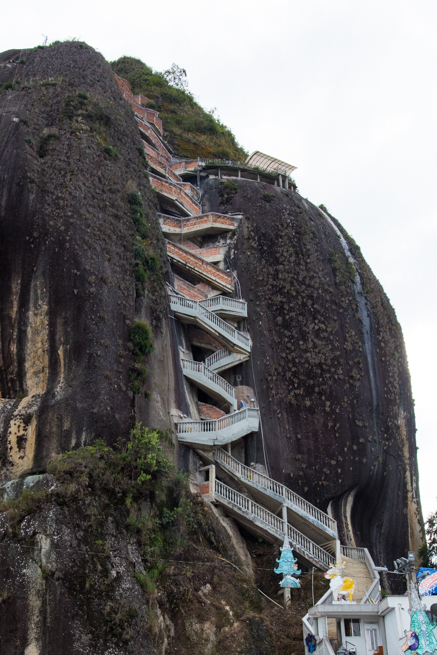 コロンビアの巨石ラピエドラデルペニョールの階段