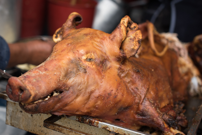 エクアドルのオタバロの動物市の豚の丸焼き