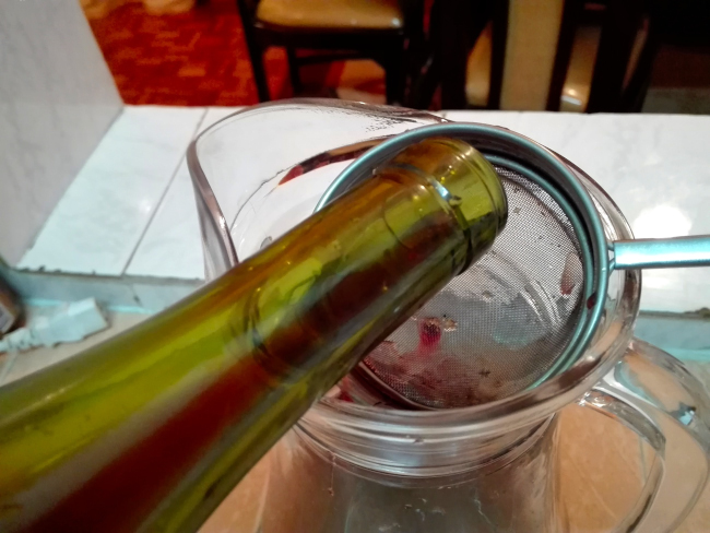 ワインを注ぐとごみは濾し器にたまる