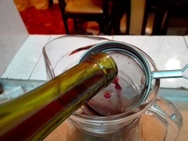 赤ワインを濾し器に注ぐ