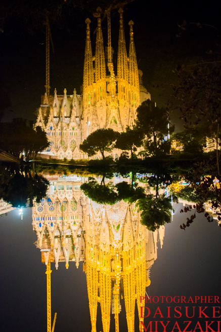 スペインのおすすめ絶景スポット バルセロナのサグラダファミリアは夜ライトアップの鏡張り写真を撮影すべき