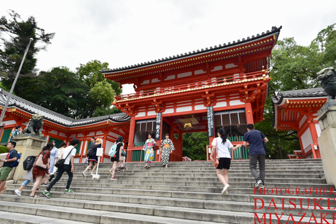 神社の階段を登る観光客