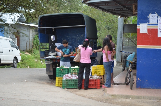 中南米パナマの村と町で野菜の流通経路の市場調査をした。