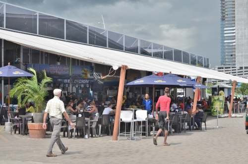 パナマの観光スポット魚市場のレストラン