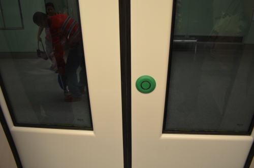 メトロの扉を開ける押ボタン
