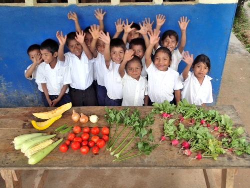 学校給食の野菜に喜ぶ子供