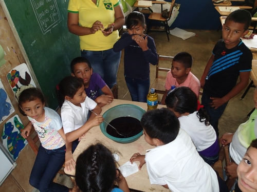 廃油石鹸を作る小学生