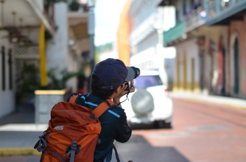 街並みを撮影するカメラマン